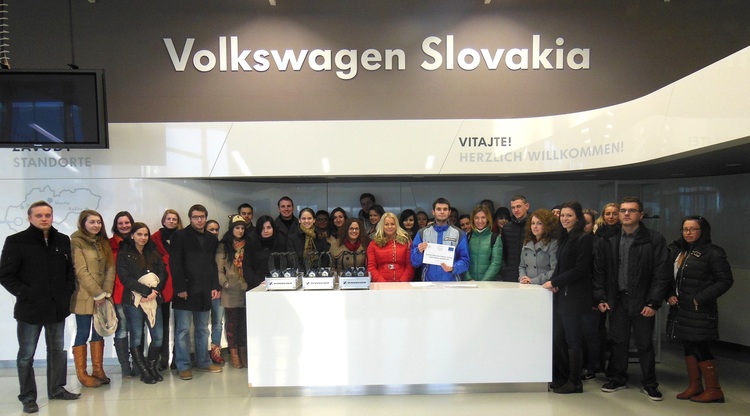 Študenti Trenčianskej univerzity navštívili výrobný závod Volkswagen Slovakia, a.s.